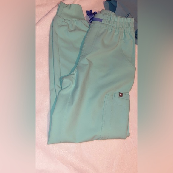 FIGS Aqua set & Mint joggers (3 items) - Picture 5 of 6